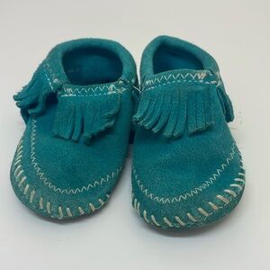 Preowned Minnetonka Moccasins Baby 3 Aqua Blue Riley Fringed Leather Shoes
